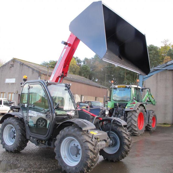 7' 6 Grain Bucket c/w Manitou Fittings